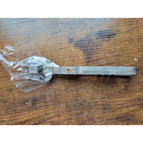 Vintage Vaughan's Manual Can Opener, Bottle Opener Multi-Tool - 29 cents - USA - Picture 4 of 8